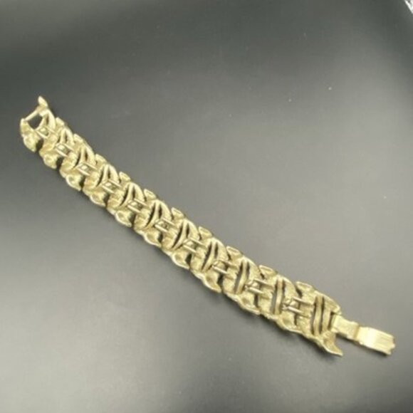 Vintage Lisner Gold Tone Leaf Link Bracelet 7x.75" Textured Feather Foldover - Picture 12 of 15
